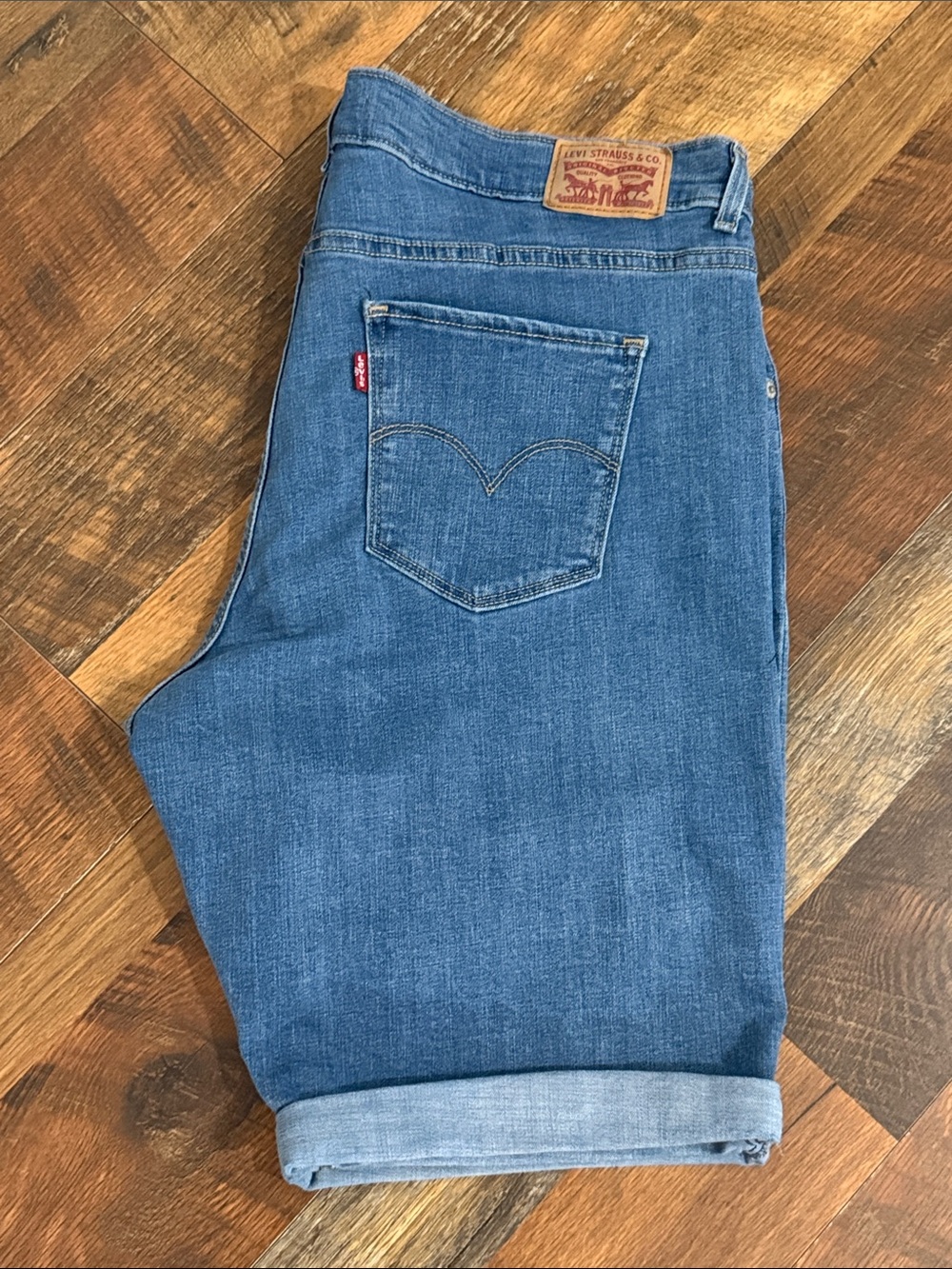 Levi’s Classic Bermuda Shorts Women’s Size 33 Medium Wash Rolled Hem